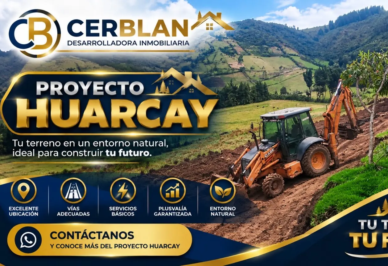 Afiche del Proyecto Huarcay: retroexcavadora abriendo la vía entre lomas verdes, con el texto «Tu terreno en un entorno natural, ideal para construir tu futuro»